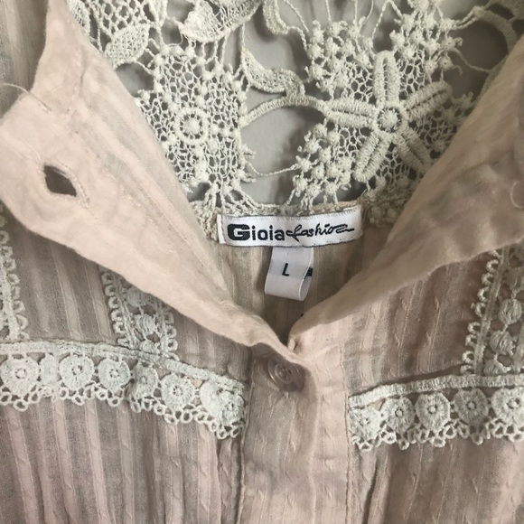 💖5/$25 Light pink/ ivory semi sheer striped button up top - Picture 4 of 6